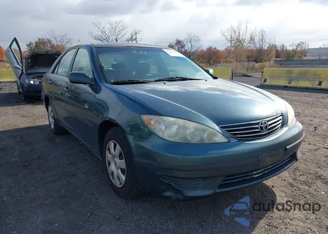 2005 Toyota Camry Le z USA, uszkodzony, nr VIN 4T1BE32K05U094290